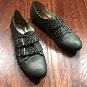 Libby Edelman Metallic Shoes with Buckle Detail